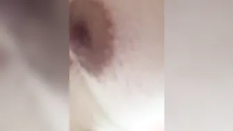 主観。下からの揺れるおっぱい。揉んだり、乳首をいじったり。
