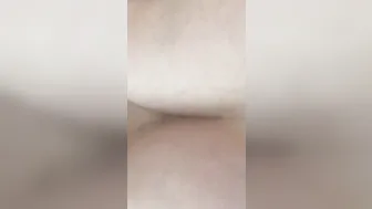 綺麗な色白おっぱいを揉みまくって谷間をつくる。ぷるぷる揺れるおっぱい。