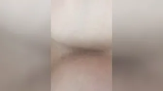 綺麗な色白おっぱいを揉みまくって谷間をつくる。ぷるぷる揺れるおっぱい。