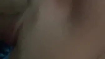 Elle Suce et Le Fait Jouir Rapidement Sur Ses énormes Seins