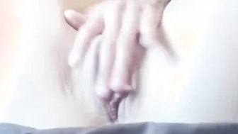 Inked cougar Plays with her Twat