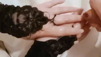 Il éjacule Sur Mes Mains et Je Lèche Son Sperme Après Une Sodomie