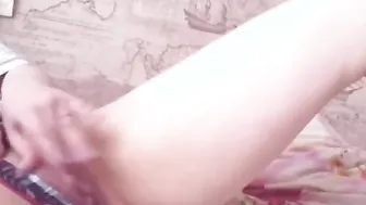 Teens chick Masturbates and makes herself Cum