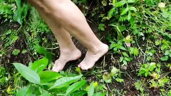 milf with Crazy Soles Spreads her Booty and Shows the Asshole - Upskirt