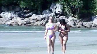 Angel Lima and Abany Ferrari Showing Cunt on the Beach