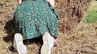 Vends-ta-culotte - Curvy woman undressing into the countryside