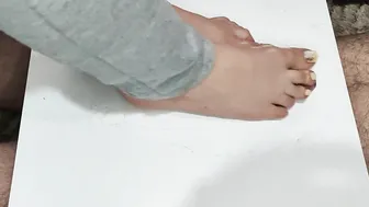 Barefoot Cockcrush  Trampling