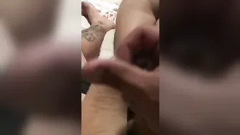 Mega Spruzzata Mentre Si Sega Veloce Quel Cazzone e Mi Riempie Le Piante Di Sborra