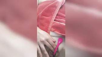 Chica Blanca En Toalla Roja Masturbándose y Jugando Con Su Lovense Lush three