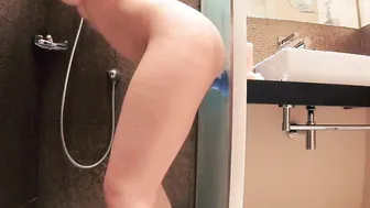 Beauty with good proportions bathes into the shower