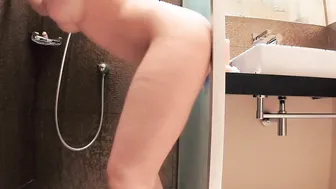 Beauty with good proportions bathes into the shower