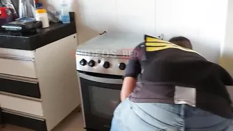 GAS DELIVERYER IS TAKEN BY THE MARRIED CLIENT AND THE CAMERA FLAGS