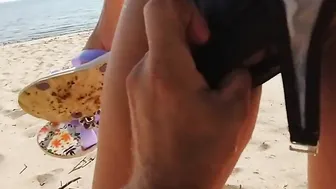 What the Hell is he Doing? Caught a hot on a Outdoor Beach