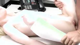 18 shoplifter satisfying the pervert officer to gotten free