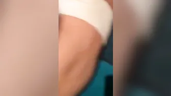 Me Hace Mojarme Sola Tan Fácil 3/3 