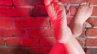 Gf Barefoot and Kinky Soles Showing Off
