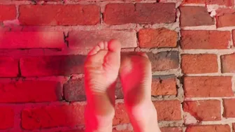 Gf Barefoot and Kinky Soles Showing Off