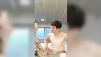 Nos Portamos Mal En El Jacuzzi