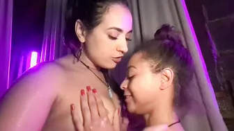 Traveling with my cousin we ended up sucking off inside the bathtub