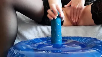 Reitet Toy Auf Vibrierendem Love Chair Fickt Ihre Muschi Benutzt Ihre Finger Stöhnt Laut Auf