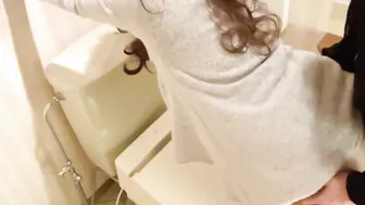 【個人撮影】居酒屋のトイレでナンパ男と濃厚sex❤立ちバックでガン突き！野外の中出し絶頂