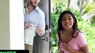 Curvy Latin Delivering Women offer Freaky Client some Extra Services and Receives a Gigantic Load as a Tip