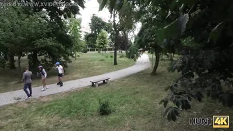 HUNT4K. Babe patinadora necesita dinero y está lista para follar para ellos