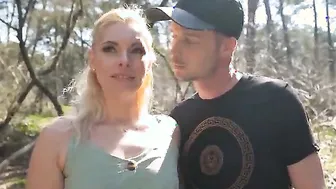 Geil blondje wil pik into haar kontje