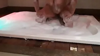 I gave my cunt into the bathtub and I came