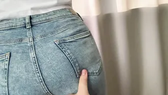 COLLEGE CUNT WITH MOUTH inside TIGHT JEANS with GIGANTIC BOOTY