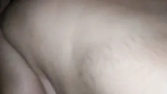 Papa fait moi jouir avec mon plug dans le cul