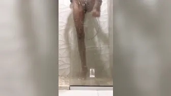 Petite Amateur 18 Yo with Bombshell Toes Takes a Piss on the Shower Glass