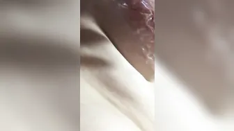 ぷるんぷるんのおっぱいにセロハンテープを貼り付けてみた