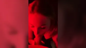 Милфа сосет большой член и получает удовольствие