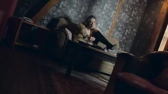 Watching herself into the Mirror as she Masturbates to an Orgasm