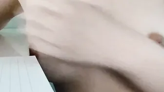 【素人】資格勉強しながら乳首オナニー。。。♡【変態さん】