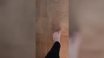 она показывает тебе свои ступни