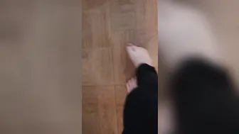 она показывает тебе свои ступни