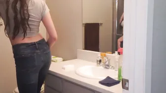 Kyra Farting inside Jeans