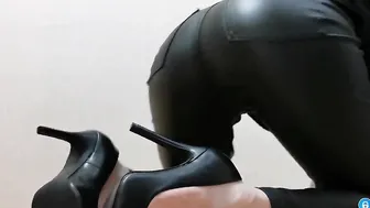 Emmi Evans inside leather leggings decided to masturbate