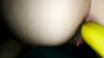 Amatrice se fait enfoncer une banane dans le cul pendant quelle se fait penetrer la