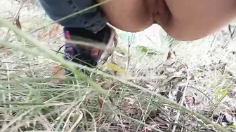 Когда хочется писить можно спрятаться в кустиках