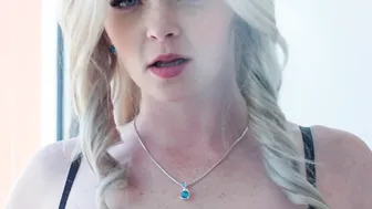 Bubble Booty Blonde Throws that Booty back
