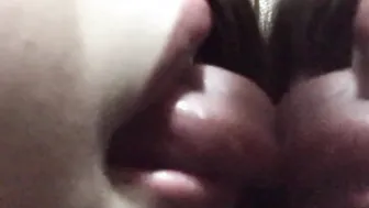 人妻の唾液を含んだセクシーな舐める舌。鏡で反射させて。