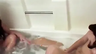 Simpson Twins inside bathtub and masturbate