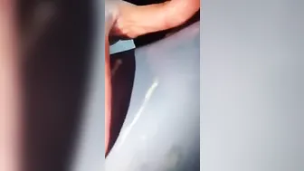 Perra Sucia Desperrada Por Orinar y Lo Hace En El Fregadero Del Baño