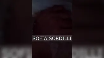 Sul Telefonino Di Mia Moglie Trovo un Scene Di un Uomo Che La Scopa a Pecora into Una Campagna.