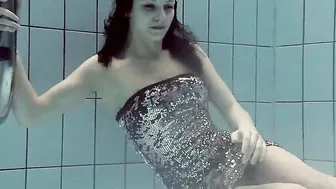 Loris Licicia bouncing her boobies underwater