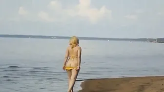 Gigantic Butt into Bikini