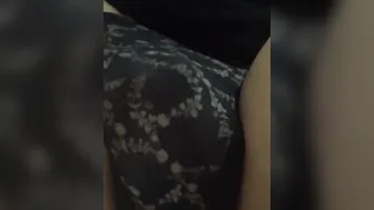 【素人動画】パンツの上から焦らしオナニー♡声を我慢してても濡れ濡れ音が聞こえちゃう